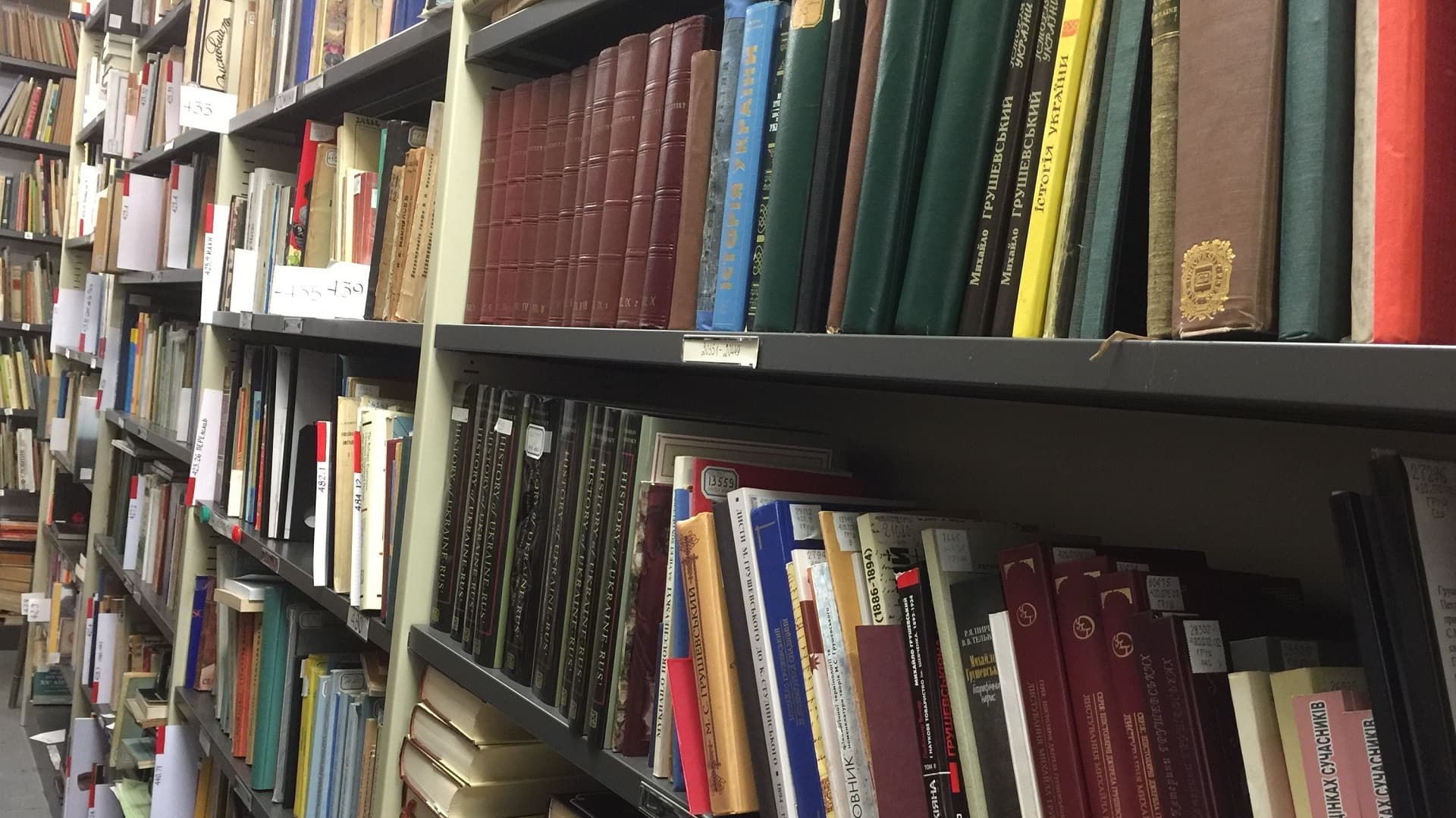 Книжкові полиці бібліотеки